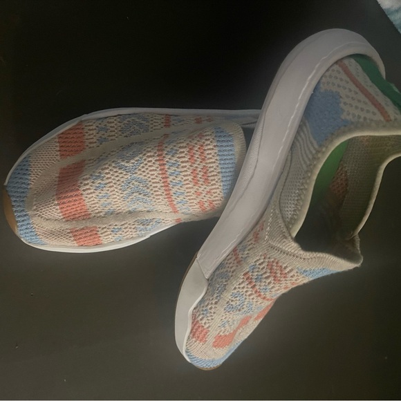 Women's Sanuk multi color slip ons size 8 - Picture 2 of 3